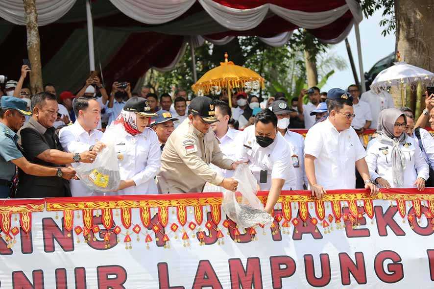 Arinal Djunaidi Tebar 1 Juta Benih Ikan dalam Upaya Wujudkan Perikanan Lestari