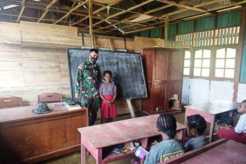 Ini Kisah mengharukan Prajurit Pengamanan Perbatasan yang Menjadi Guru Dadakan di Pedalaman Papua