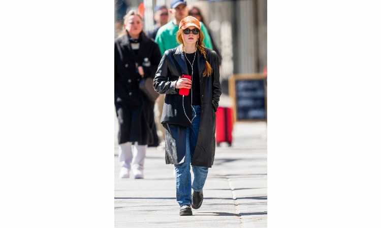 Inspirasi Street Style Ala Sadie Sink yang Curi Perhatian