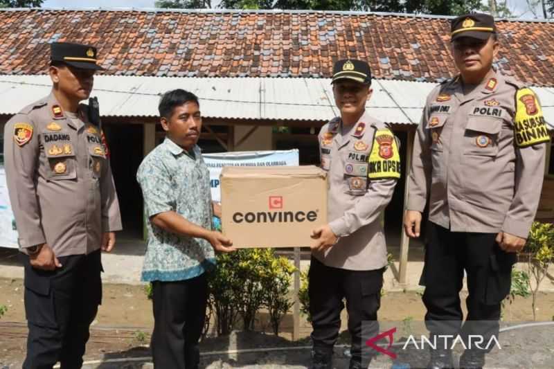 Kabar Gembira, Puluhan Siswa Dapat Bantuan Sepatu dari Polres Cianjur