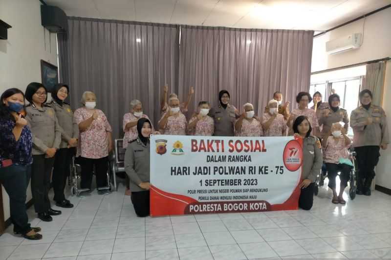 Keren Polwan Polresta Bogor Semangati Lansia di Panti Jompo