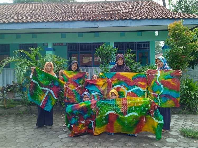 Mahasiswa UNY yang Sedang KKN Mengajarkan Membatik Pada Warga