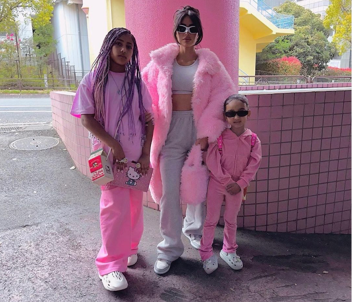 Pakai Mantel Bulu Warna Pink, Kim Kardashian Malah jadi Bahan Meme