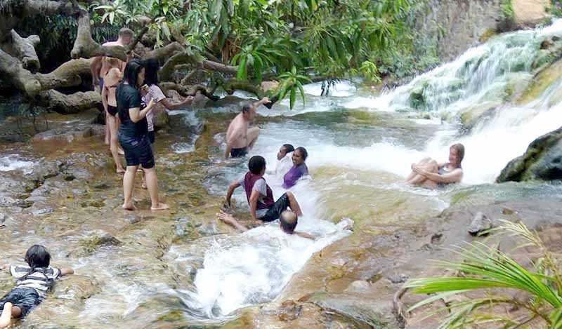 Pemandian Air Panas di Kaki Gunung Ine Lika