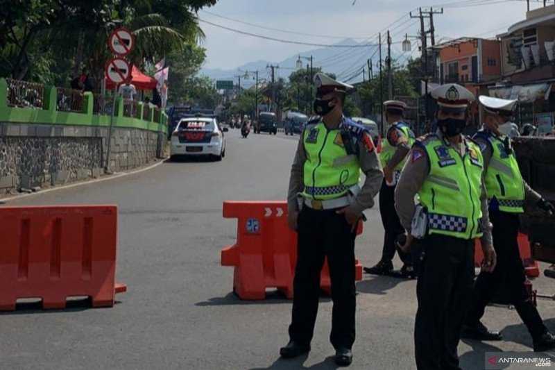 Polres Tutup Jalur Menuju Puncak dari Cianjur
