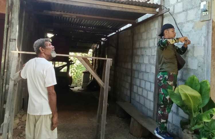 Satgas Yonif 143 TWEJ Bantu Atasi Masalah Listrik Warga Papua
