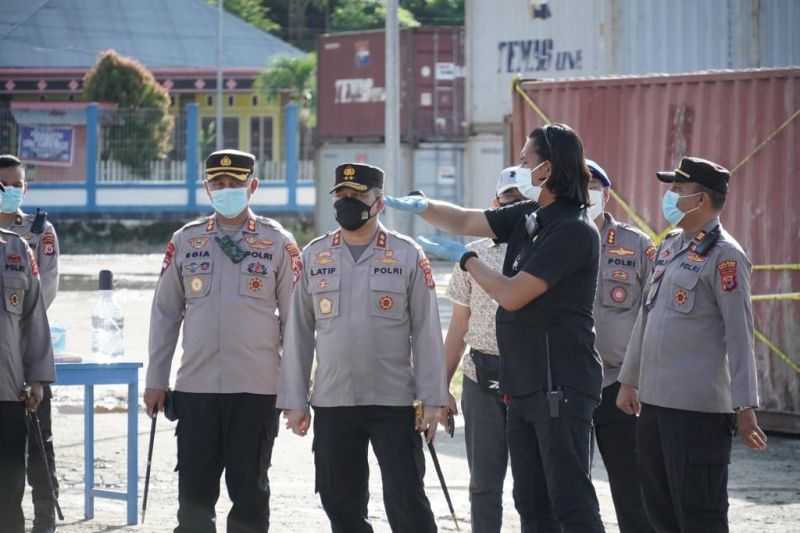 Usut Tuntas, Kapolda Maluku Tinjau Kontainer Diduga Berisi B3 di Pelabuhan Namlea
