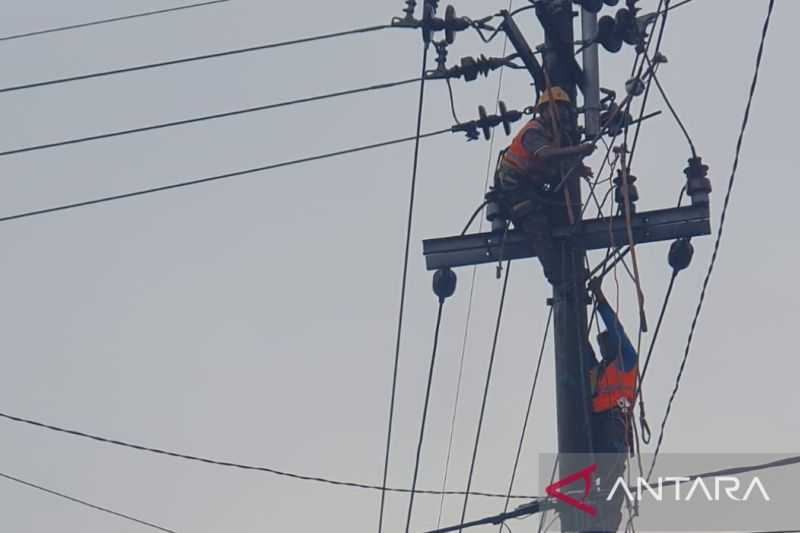 Waduh Akibat Cuaca Buruk, Jaringan Listrik di Pamekasan Putus