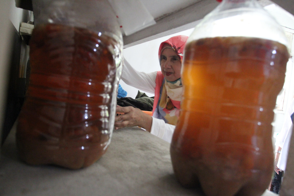 Foto: Mengamati Kelompok Tani dalam Membuat Minuman Fermentasi dari Buah – Koran Jakarta ®