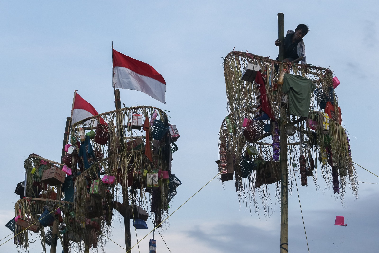 Foto: Lomba panjat pinang memperingati HUT Bhayangkara