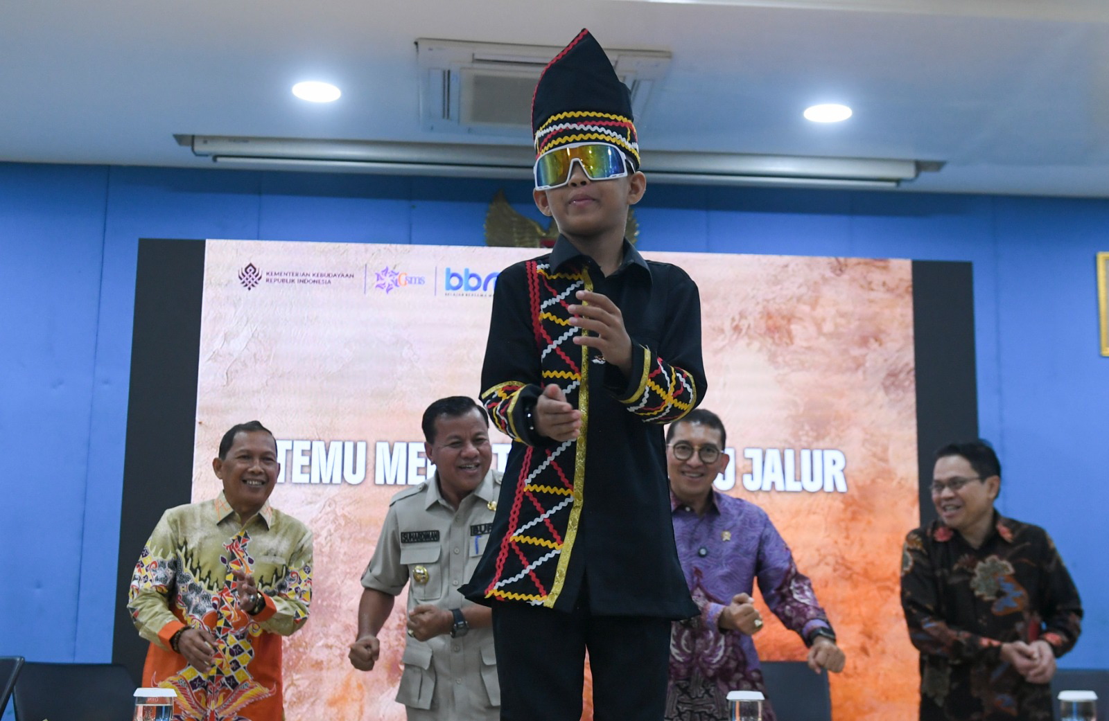 Berita Foto : Penari Pacu Jalur Contohkan Gerakan Tarian di Kemendikbud