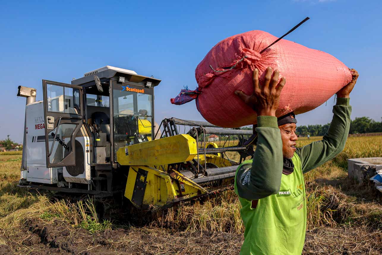 Berita Foto : Petani Kini Bisa Akses Kredit Usaha Alsintan