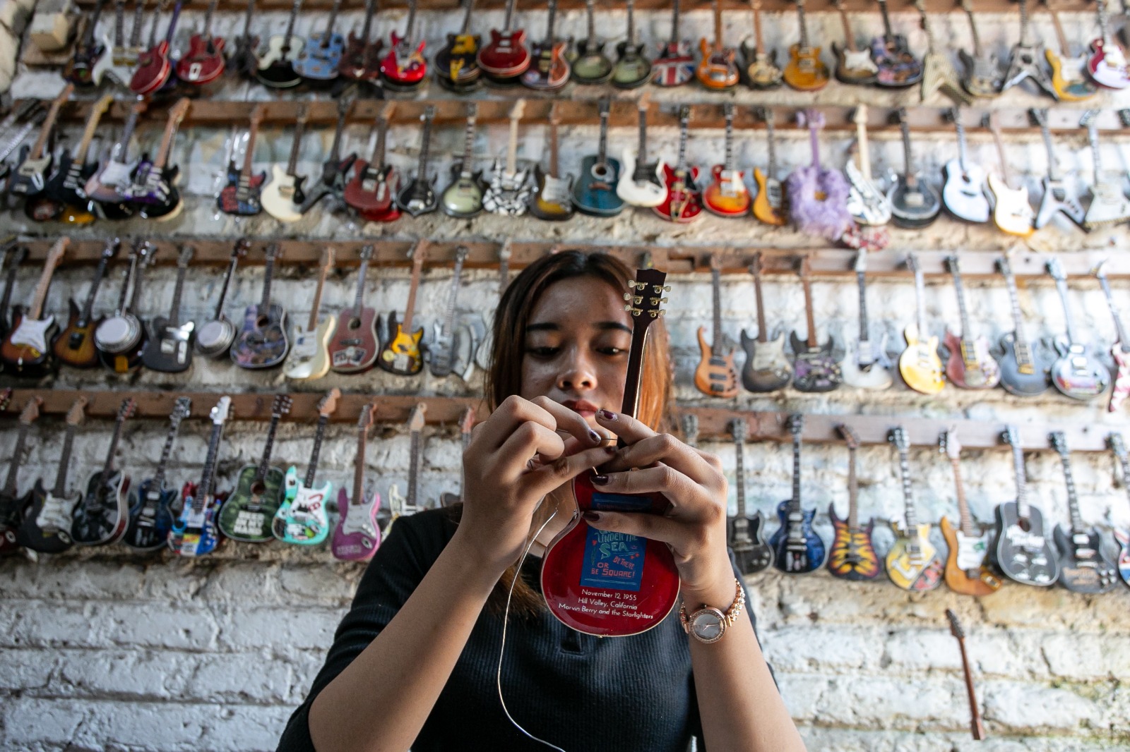 Berita Foto : Kerajinan miniatur gitar ekspor di Klaten