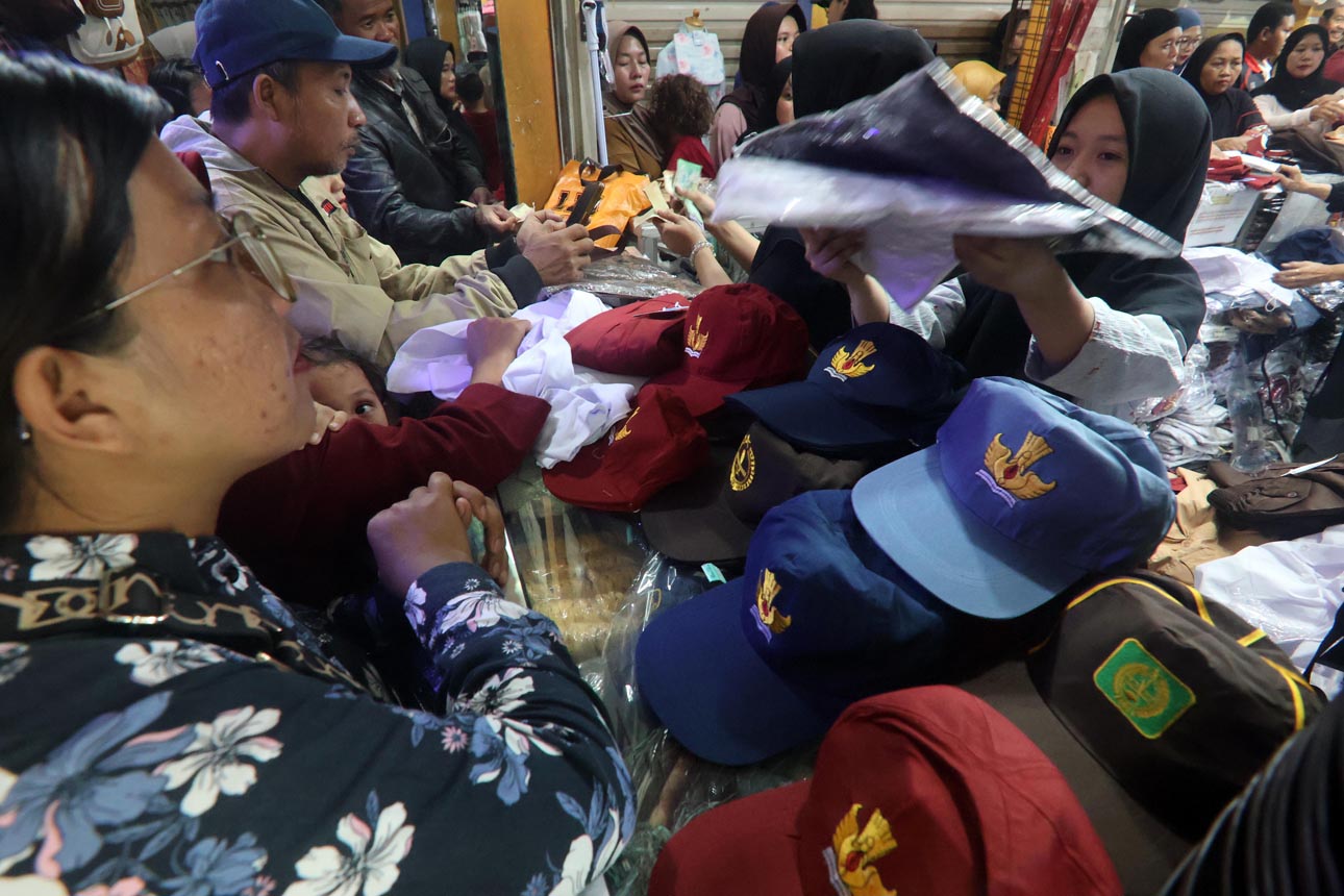 Berita Foto : Penjualan Seragam Sekolah Jelang Tahun Ajaran Baru