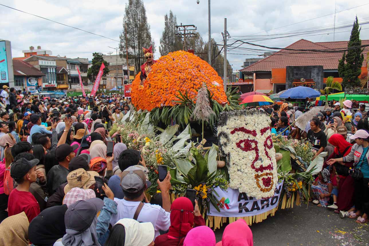 Foto: Kemeriahan Festival Buah dan Bunga Karo