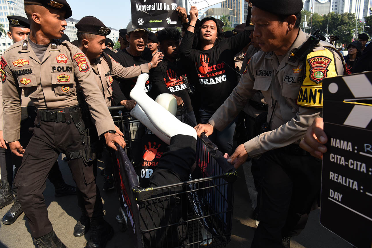 Foto: Aksi Hari Anti Perdagangan Orang Sedunia diwarnai kericuhan