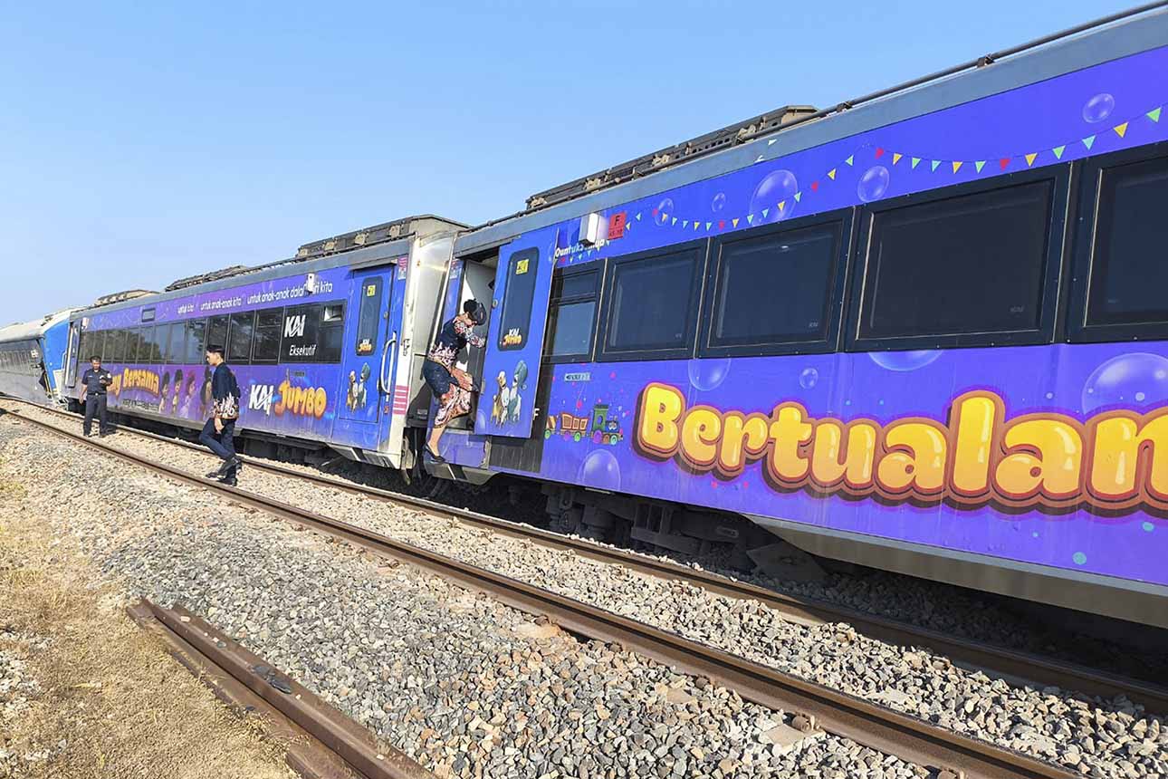 Foto: Kereta Api Argo Bromo Anggrek Terjadi Kecelakaan Anjlok di Subang