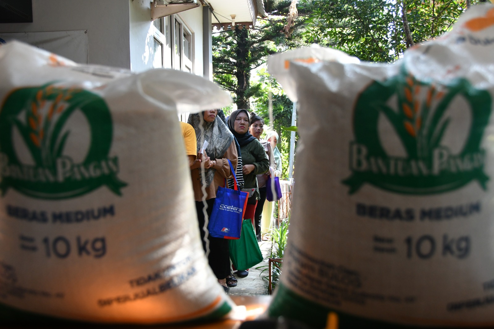 Foto: Penyaluran bantuan pangan beras di Kota Bogor