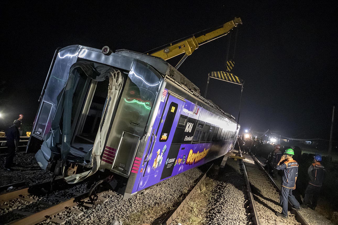 Evakuasi KA Argo Bromo Anggrek yang Anjlok di Subang