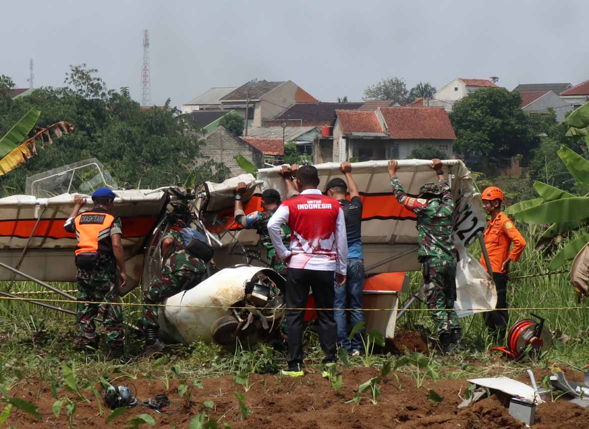 Berita Foto : Bangkai Pesawat Latih Dievakuasi di Bogor