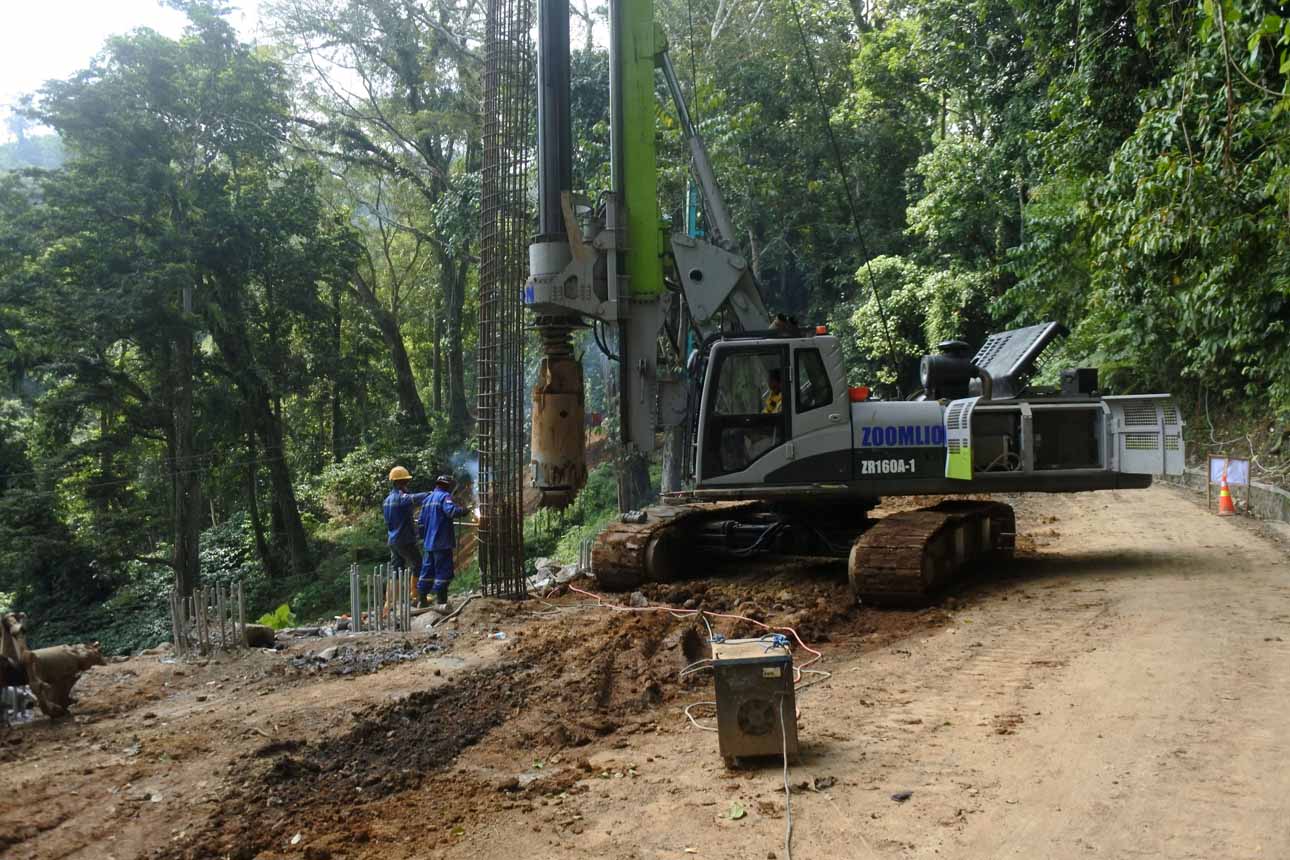 Berita Foto : Perbaikan Infrastruktur Jalan Nasional Gunung Gumitir