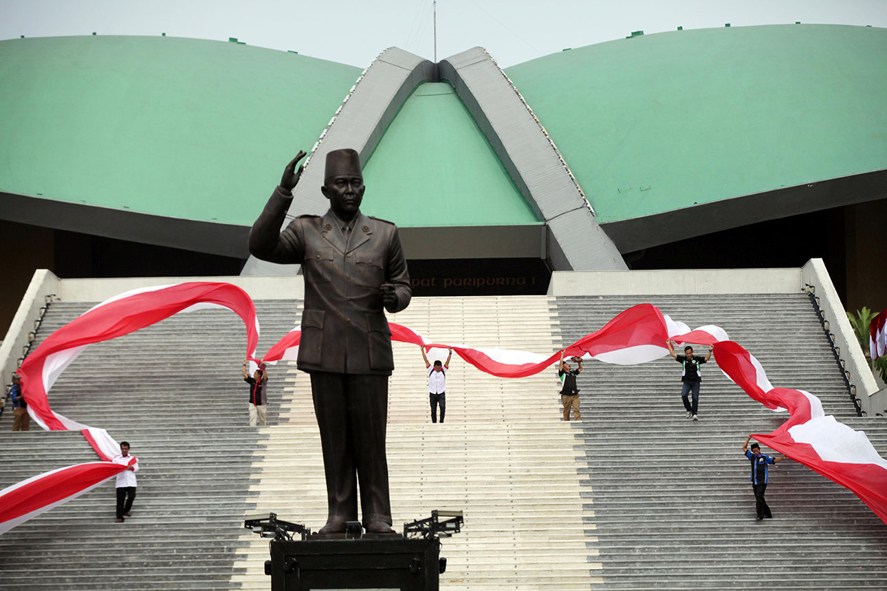 Aliansi Pengemudi Bentangkan Bendera Merah Putih Raksasa di Halaman Gedung DPR