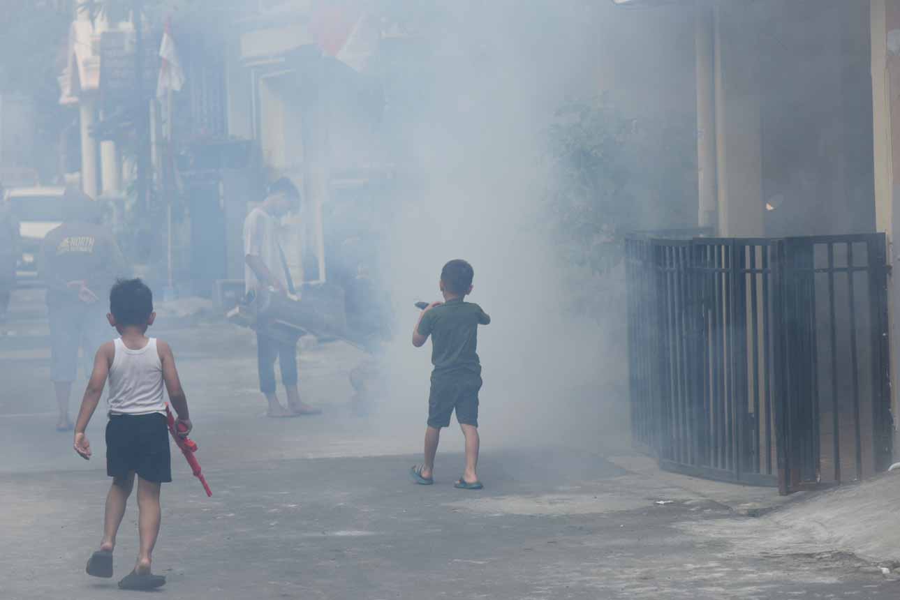 Berita Foto : Fogging untuk Mencegah Perkembangbiakan Nyamuk