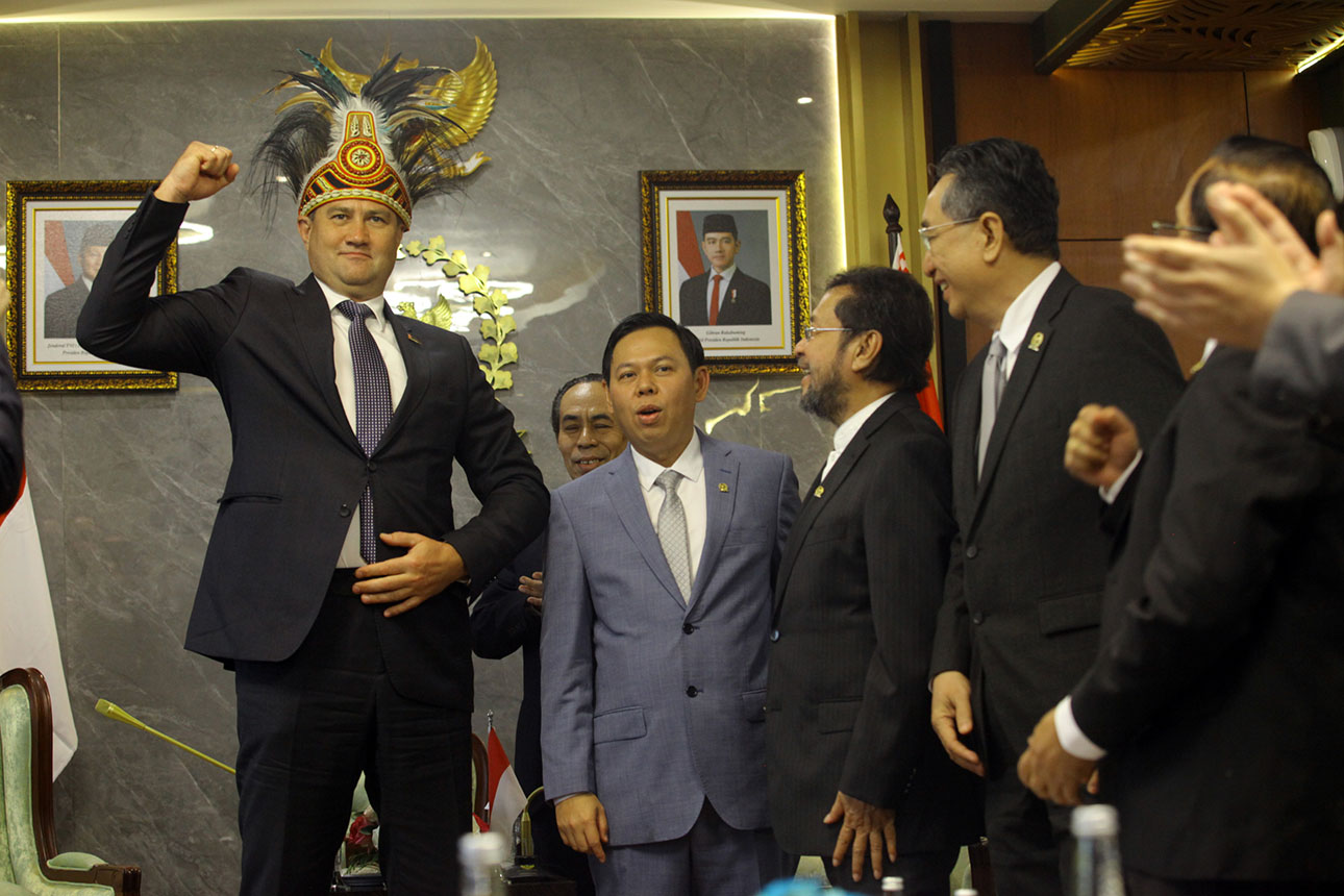 Berita Foto : Hadiahkan Topi Adat Papua, Ketua DPD Terima Menlu Belarusia