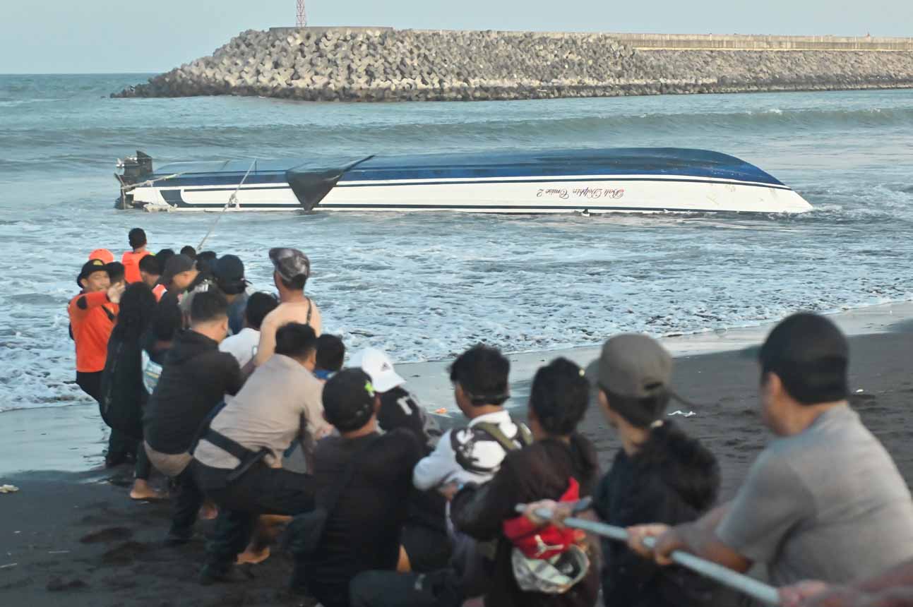 Berita Foto : Kapal Wisata Bali Dolphin Cruise 2 Alami Kecelakaan