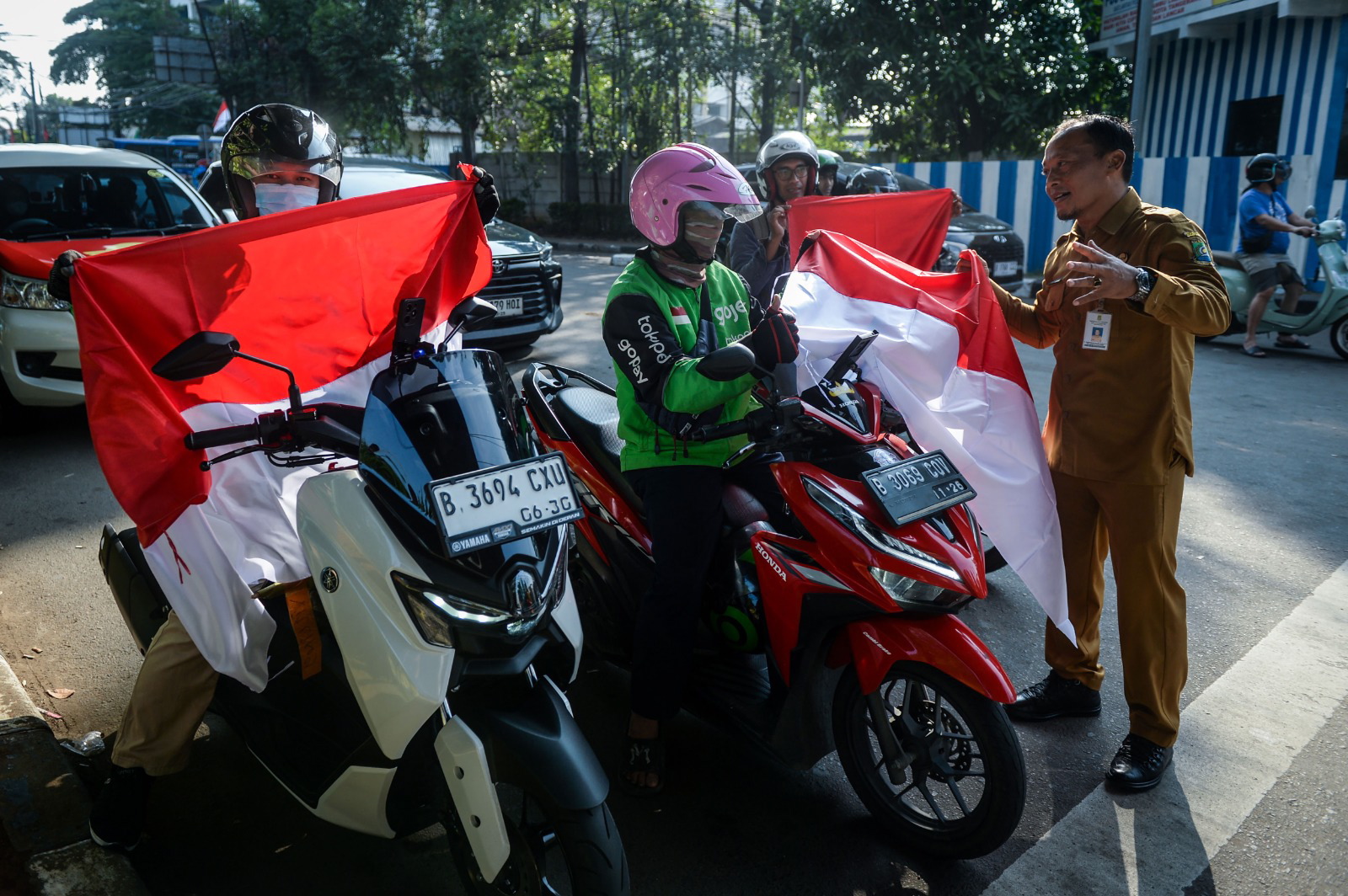 Pembagian bendera Merah Putih di Tangerang
