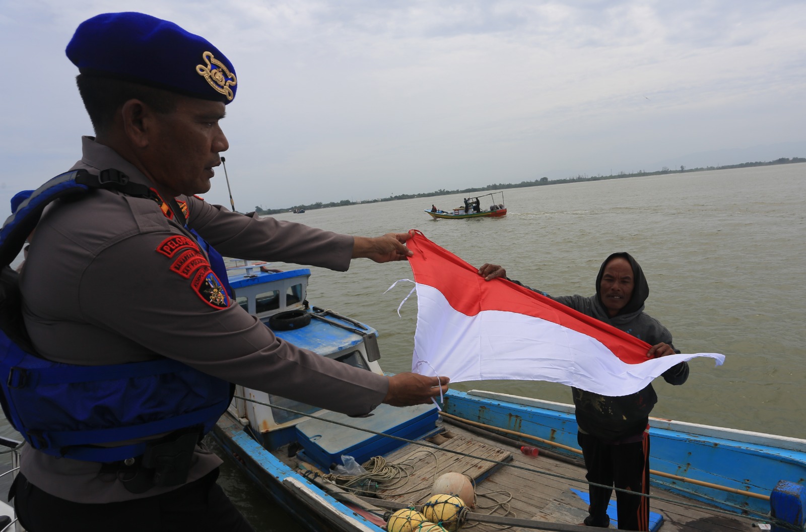 Pembagian bendera untuk nelayan di Aceh Barat