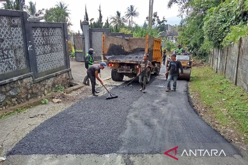 Pemkab Bogor tingkatkan kualitas jalan strategis lintas wilayah