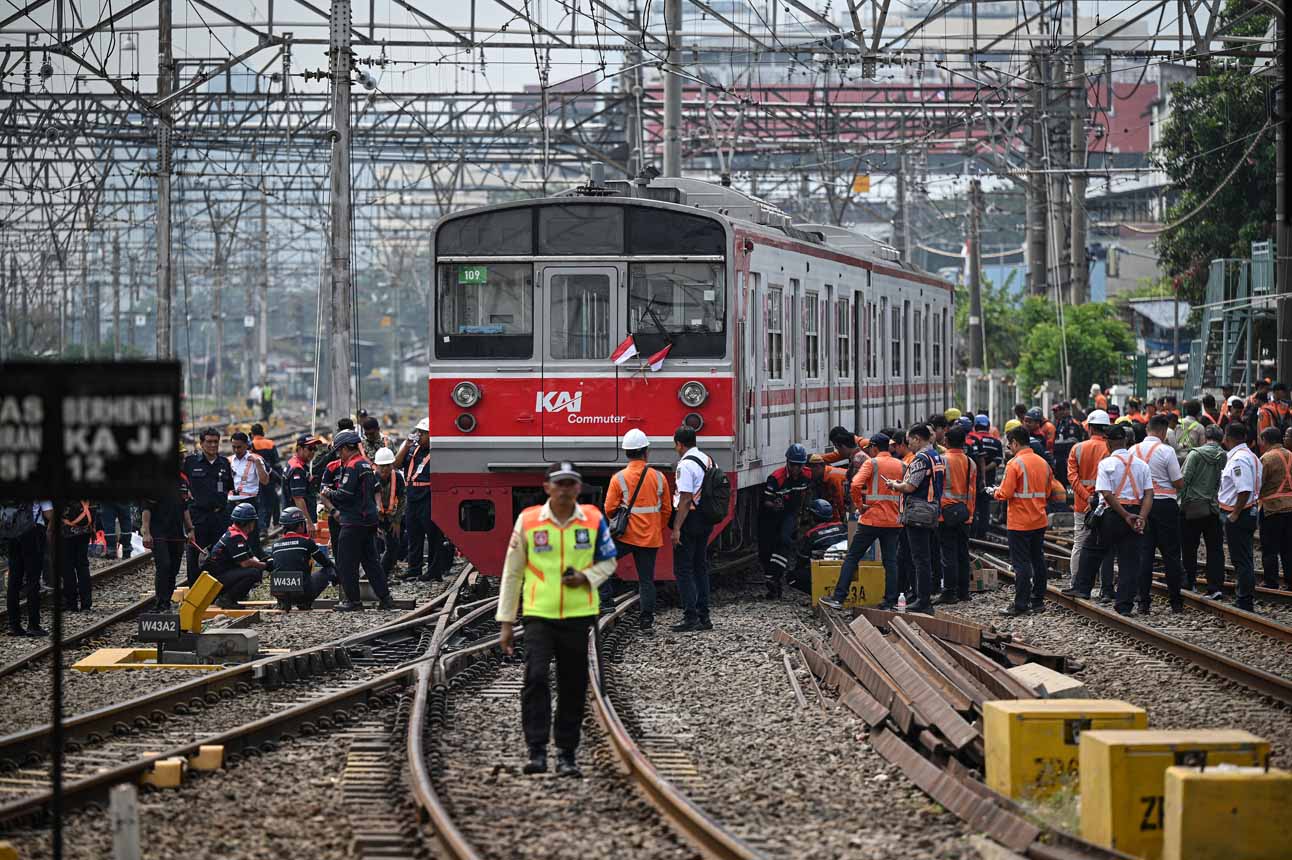 Berita Foto : Proses Evakuasi KRL Anjlok di Stasiun Jakarta Kota