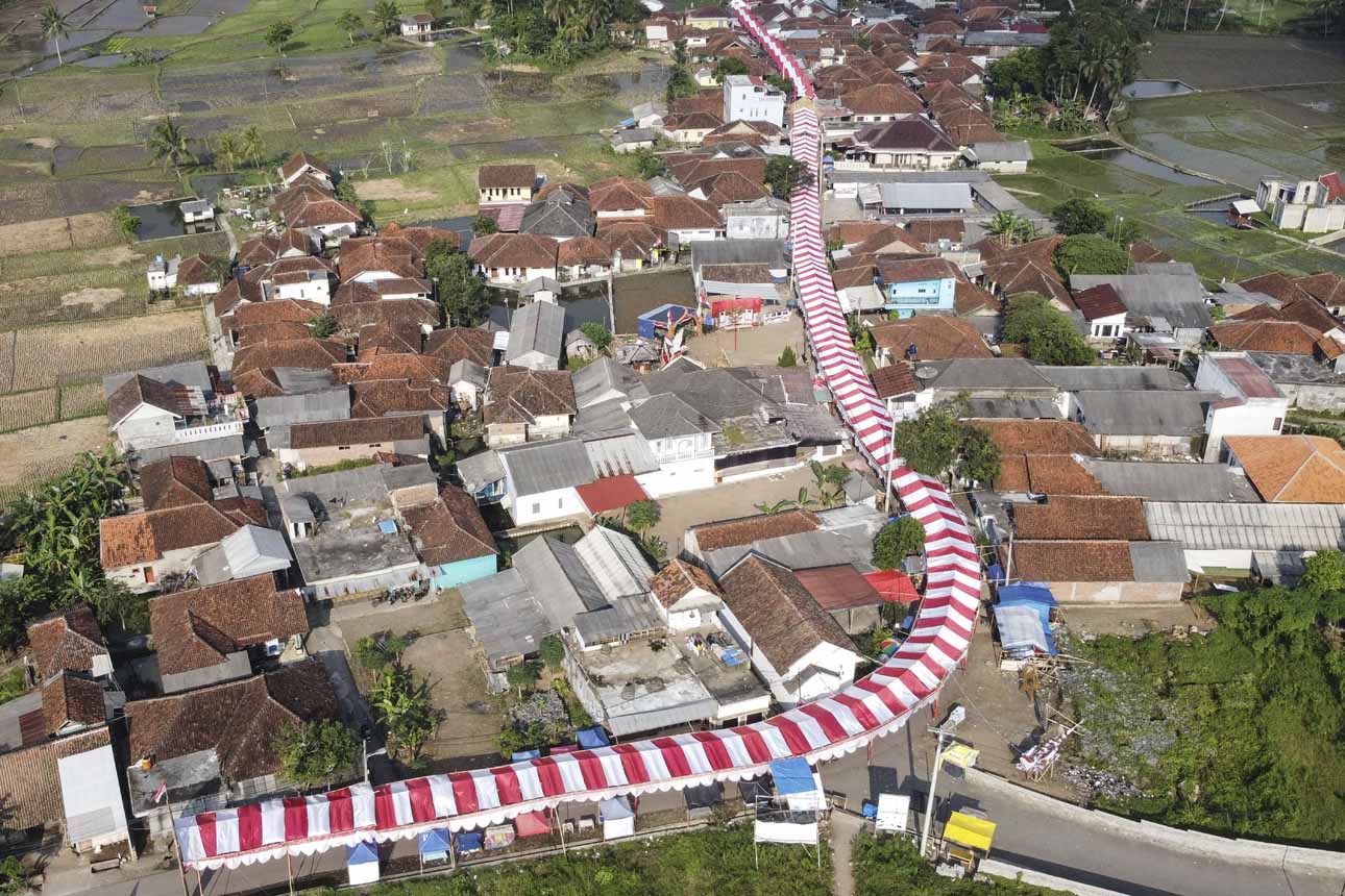 Kain Merah Putih Raksasa Sepanjang 250 Meter Terpasang di Tasikmalaya