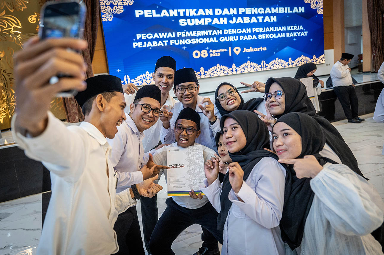 Berita Foto : Pelantikan Guru Sekolah Rakyat
