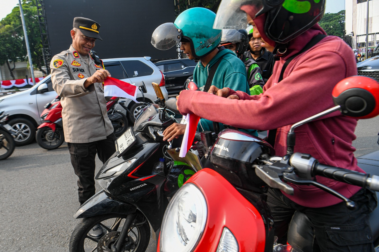 Polisi bagikan Bendera Merah Putih jelang HUT RI