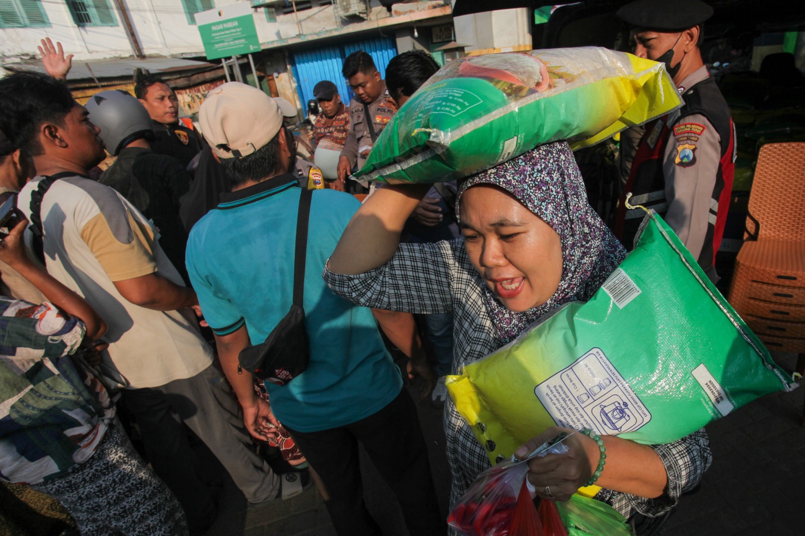 Berita Foto : Gerakan Pangan Murah di Surabaya