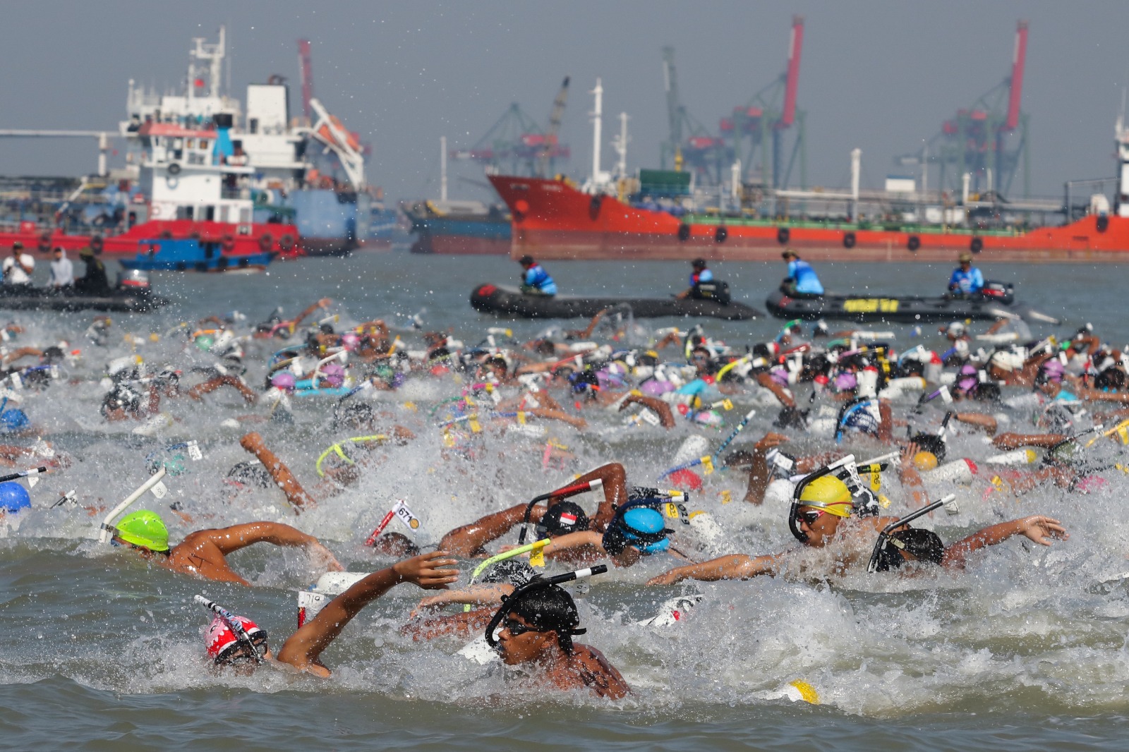 Berita Foto : Lomba Fin Swimming Selat Madura Piala KSAL 2025