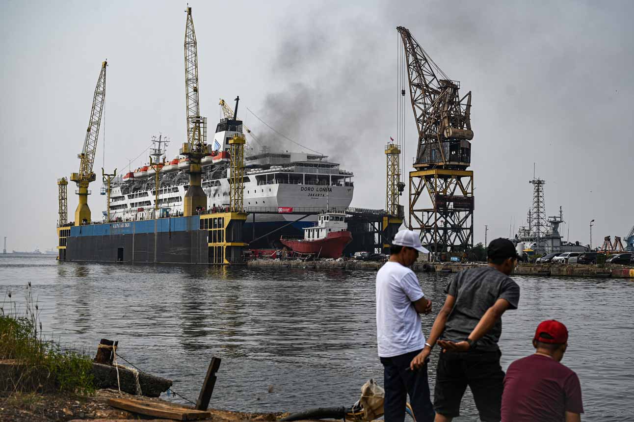 Berita Foto : Kapal Penumpang Terbakar di Pelabuhan Tanjung Priok