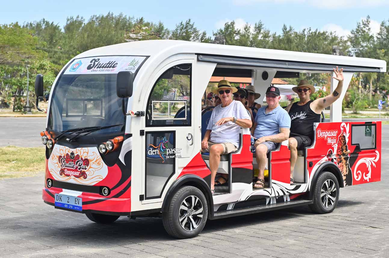 Shuttle Bus Listrik Mulai Layani Wisatawan di Sanur