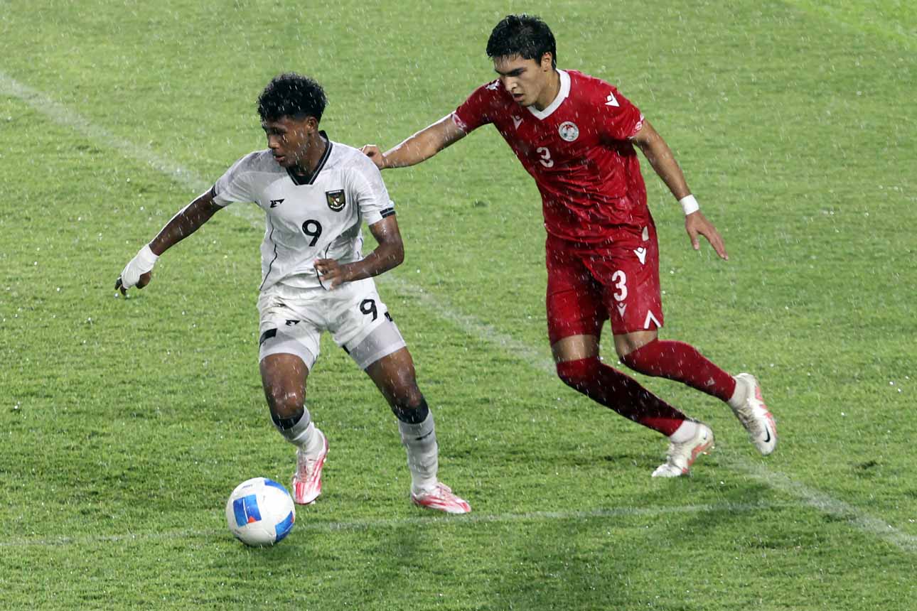 Berita Foto : Garuda Muda Bermain Imbang 2-2 Lawan Tajikistan di Piala Kemerdekaan