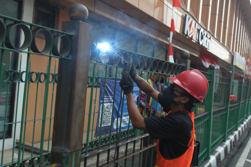 KAI Jakarta Tinggikan Pagar Stasiun Cikini Cegah Penumpang Melompat