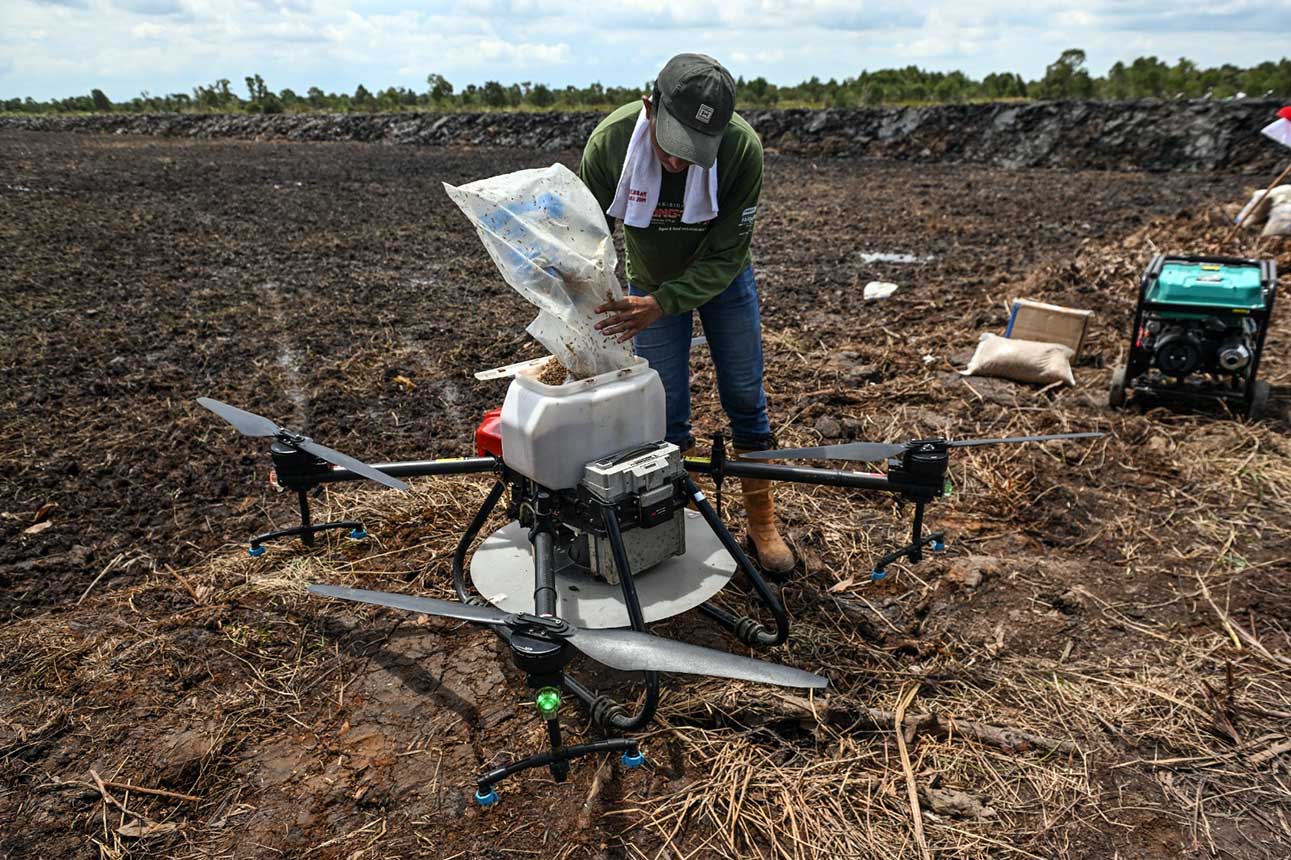 Berita Foto : Penanaman Padi Menggunakan Drone di Cetak Sawah Rakyat