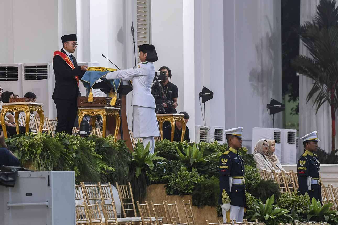Gladi Resik Penurunan Bendera Merah Putih Menjelang Upacara HUT ke-80 Kemerdekaan RI 