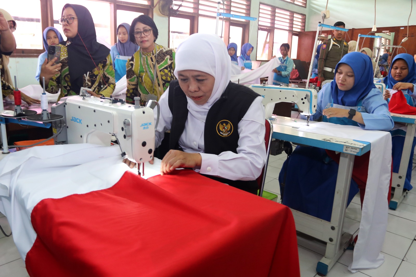 Menjahit Bendera Merah Putih serentak di Jawa Timur