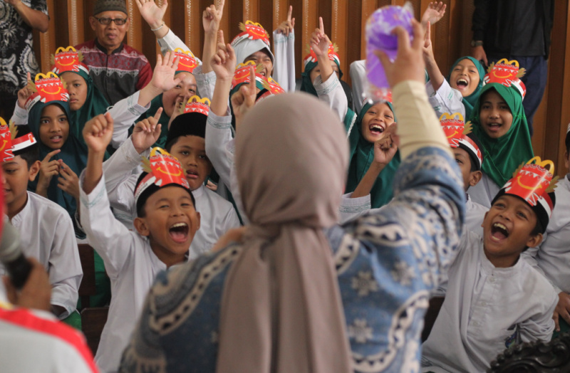 Berita Foto : Donasikan Ratusan Furnitur untuk Wujudkan Ruang Belajar Nyaman bagi Siswa