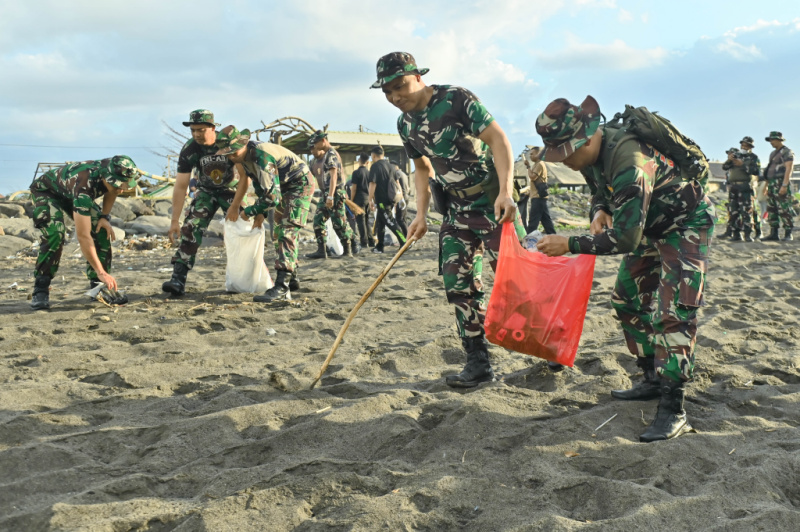 Gambar berita terkait Karya Bakti Pembersihan Pantai