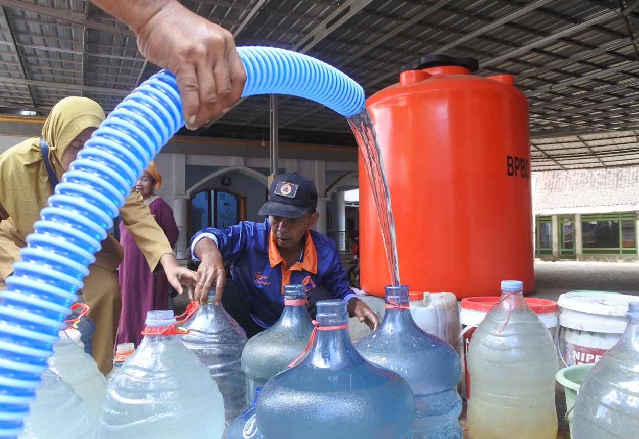 Foto: BPBD Bondowoso Distribusikan Bantuan Air Bersih – Koran Jakarta ®