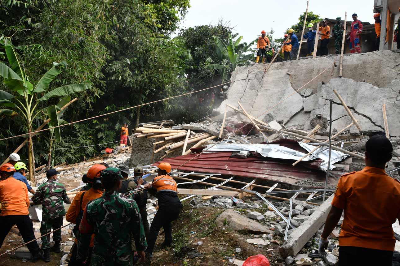 Foto: Kejadian Runtuhnya Majelis Taklim di Bogor – Koran Jakarta ®