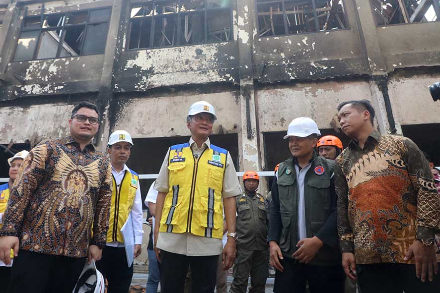 Foto: Menteri PU Tinjau Kerusakan Bangunan Pemkab Kediri – Koran Jakarta ® Foto: Menteri PU Tinjau Kerusakan Bangunan Pemkab Kediri – Koran Jakarta ®